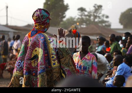 Ouidah, Benin. Januar 2022. Eine Zeremonie für die verstorbenen Ahnen beim Voodoo-Festival 2022 in Ouidah, Benin. Jedes Jahr am 10. Januar findet in Ouidah, Benin, ein Voodoo-Festival statt, um die Gottheiten dieser westafrikanischen Religion zu feiern, in der Nähe des Gate of No Return, das an die Deportation von Millionen Gefangenen während des Sklavenhandels erinnert. Die in Benin geborene Vodun- oder Voodoo-Religion stammt aus animistischen Traditionen und basiert auf der Verbindung mit der Natur und den Vorfahren. Quelle: SOPA Images Limited/Alamy Live News Stockfoto