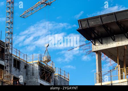 Crane transportiert einige Produkte auf einer Baustelle in einer Stadt in Brasilien Stockfoto