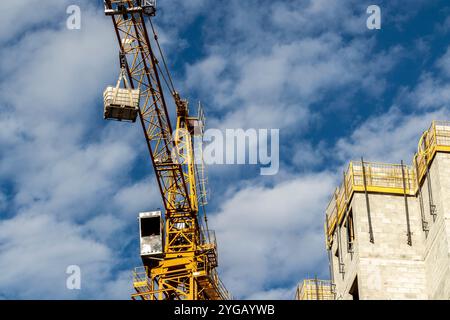 Crane transportiert einige Produkte auf einer Baustelle in einer Stadt in Brasilien Stockfoto