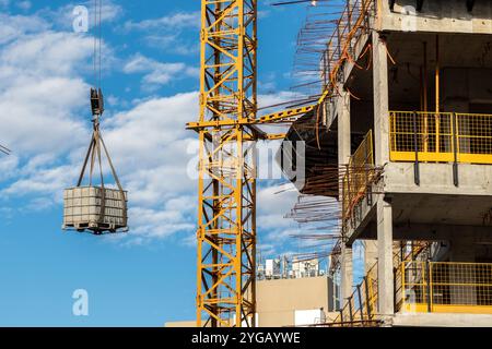 Crane transportiert einige Produkte auf einer Baustelle in einer Stadt in Brasilien Stockfoto