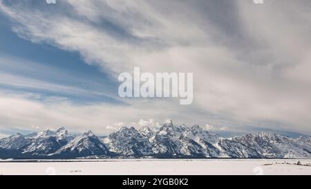 USA, Wyoming, Grand Teton National Park. Schnee auf Sagebrushebenen vor der Teton Range in Wolken. Stockfoto