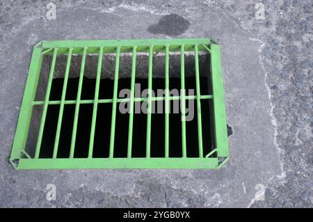 Grüne Eisengraben Abdeckung Gräben auf der Straße Stockfoto