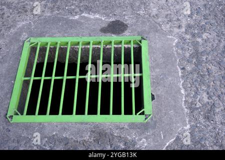 Grüne Eisengraben Abdeckung Gräben auf der Straße Stockfoto