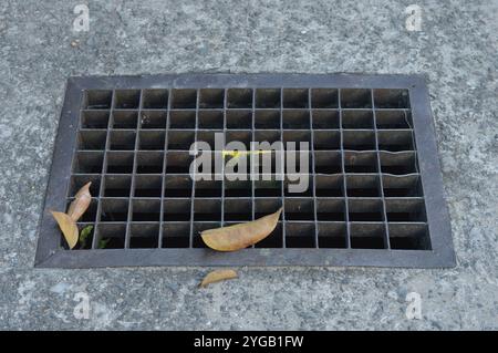 Eisengraben Abdeckung Gräben auf der Straße Stockfoto
