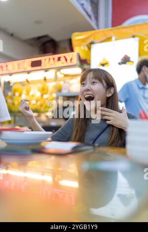 Chinesisches malaysisches Paar im Alter von 30 Jahren, das im berühmten Bak kut teh-Geschäft, das bei Einheimischen in Kuala Lumpur, Malaysia, beliebt ist, Essen genießt. Stockfoto