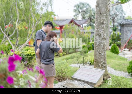 Chinesisches malaysisches Paar in den 30ern verbrachte Zeit im chinesischen Garten in Kuala Lumpur, Malaysia. Stockfoto