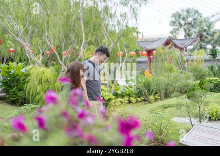 Chinesisches malaysisches Paar in den 30ern verbrachte Zeit im chinesischen Garten in Kuala Lumpur, Malaysia. Stockfoto