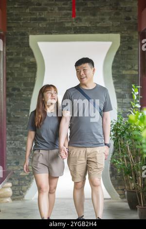 Chinesisches malaysisches Paar in den 30ern verbrachte Zeit im chinesischen Garten in Kuala Lumpur, Malaysia. Stockfoto
