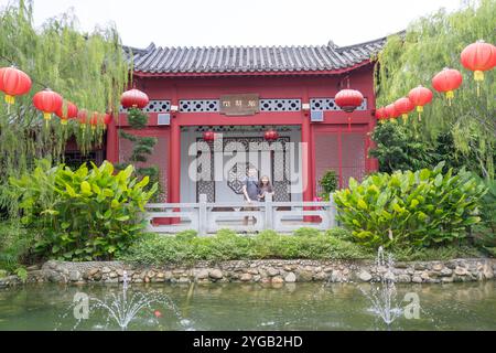 Ein chinesisches malaysisches Paar in den 30ern verbringt Zeit in einem chinesischen Garten in Kuala Lumpur, Malaysia. Ein sonniger Nachmittag im Juni 2024. Stockfoto