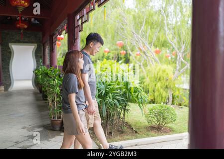 Chinesisches malaysisches Paar in den 30ern verbrachte Zeit im chinesischen Garten in Kuala Lumpur, Malaysia. Stockfoto