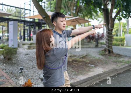 Chinesisches malaysisches Paar in den 30ern verbrachte Zeit im chinesischen Garten in Kuala Lumpur, Malaysia. Stockfoto