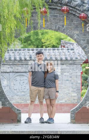 Chinesisches malaysisches Paar in den 30ern verbrachte Zeit im chinesischen Garten in Kuala Lumpur, Malaysia. Stockfoto