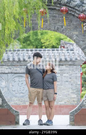 Chinesisches malaysisches Paar in den 30ern verbrachte Zeit im chinesischen Garten in Kuala Lumpur, Malaysia. Stockfoto
