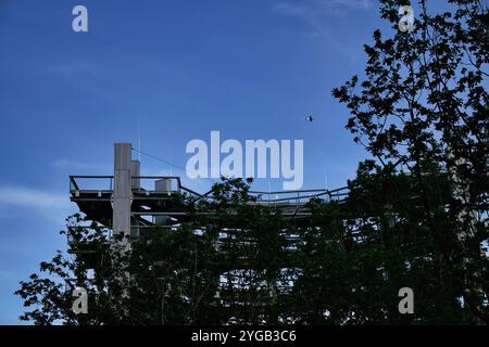 Mettlach, Deutschland - 27. Juni 2021: Baumkronenwanderung hinter Bäumen an einem sonnigen Frühlingnachmittag in Deutschland. Stockfoto