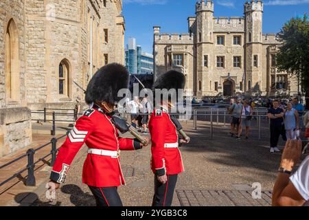 Tower of London Walisische Wachen im Dienst und schützen die Waterloo-Kaserne September 2023 Hitzewellen-Wetter in London, volle zeremonielle Uniform, England Stockfoto