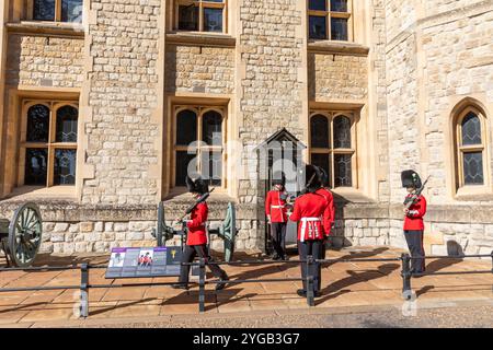 Tower of London Walisische Wachen im Dienst und schützen die Waterloo-Kaserne September 2023 Hitzewellen-Wetter in London, volle zeremonielle Uniform, England Stockfoto