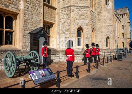 Tower of London Walisische Wachen im Dienst und schützen die Waterloo-Kaserne September 2023 Hitzewellen-Wetter in London, volle zeremonielle Uniform, England Stockfoto