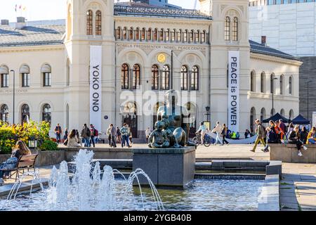 Mutter und Babys Skulptur neben dem Brunnen im Zentrum von Oslo mit Yoko Ono Power ist Friedensausstellung im Friedensnobel-Zentrum Stockfoto