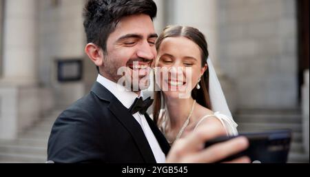 Paare, Selfie und Lächeln mit Hochzeit in der Stadt, Liebe und Sorgfalt für Engagement, Erinnerung und Post im Internet. Menschen, Mann und Frau mit Ehe, Ereignis und Stockfoto