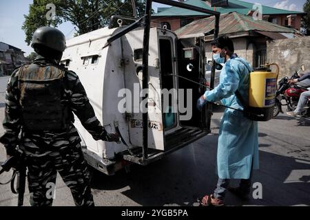 Ein NGO Worker desinfiziert ein Fahrzeug der indischen Streitkräfte in Srinagar, das am 3. Mai 2021 in Kaschmir verwaltet wurde. Jammu und Kaschmir verzeichnen 51 Todesfälle, was die höchste Zahl an COVID-19-Todesfällen in der Region ist. Indien meldete jedoch fast 370.000 neue covid-19-Fälle und 3421 neue Todesfälle. Stockfoto