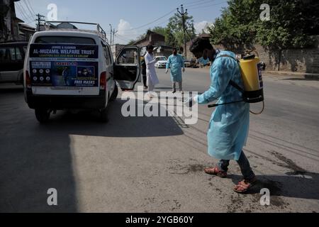 NGO-Mitarbeiter bereiten sich darauf vor, die Fahrzeuge in Srinagar, dem indischen Kaschmir, am 03. Mai 2021 zu desanieren. Jammu und Kaschmir verzeichnen 51 Todesfälle, was die höchste Zahl an COVID-19-Todesfällen in der Region ist. Indien meldete jedoch fast 370.000 neue covid-19-Fälle und 3421 neue Todesfälle. Stockfoto