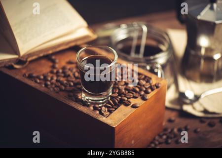 Kaffee mit Mokakanne zubereiten. Moka Pot ist eine Kaffeemaschine. Stockfoto