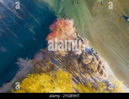 Luftaufnahme der Herbstfarben entlang des Wenatchee River, Leavenworth, Washington, USA Stockfoto