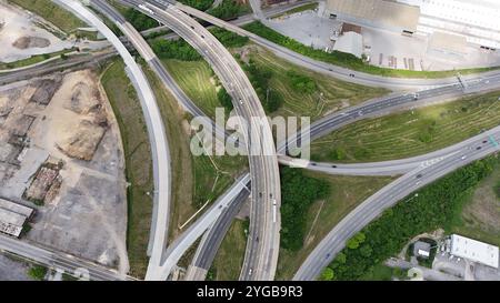 Die geometrischen Fahrbahndesigns der Innenstadt von Chattanooga zeigen ein komplexes Netz von sich kreuzenden Straßen und Überführungen. Stockfoto