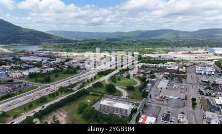 Ein Blick auf die Innenstadt von Chattanooga offenbart das pulsierende Stadtbild am Tennessee River. Stockfoto