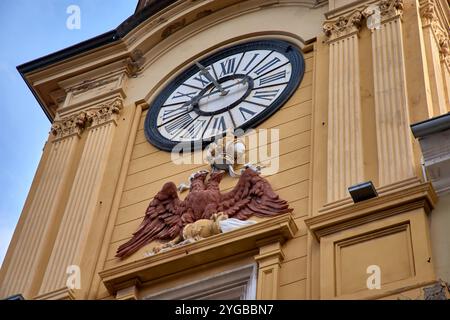 Uhrenturm, ein prominentes Denkmal in der Korzo-Straße im Zentrum von Rijeka, Kroatien. Der Uhrenturm mit seiner markanten gelben Fassade und dem Bogen Stockfoto