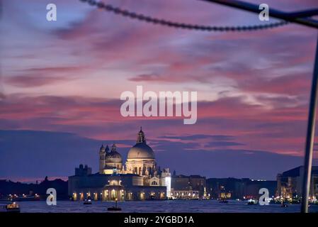 Ein atemberaubender Blick auf Venedig bei Sonnenuntergang. Die legendäre Skyline der Stadt ist in warmes, goldenes Licht getaucht, und die Kuppeln der Basilika stehen im Schatten Stockfoto