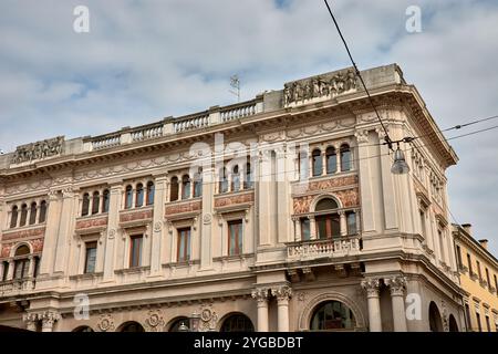 Das Gebäude der Deutschen Bank in Treviso, Veneto, ist ein eindrucksvolles Beispiel für historische Architektur, das moderne Bankwesen nahtlos verbindet Stockfoto