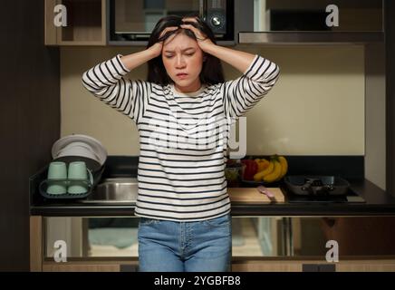 Stressfrau im Küchenraum Stockfoto