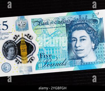 Die Banknote der Bank of England mit 5 £, auch bekannt als Fünfer, ist eine Sterling-Banknote mit Bildern der verstorbenen Königin Elisabeth II Stockfoto