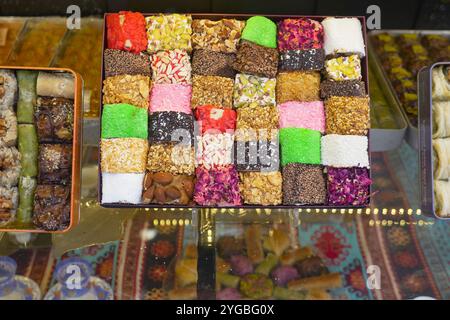 Farbenfrohe Auswahl an traditionellen türkischen Süßigkeiten und Konfektionen Stockfoto