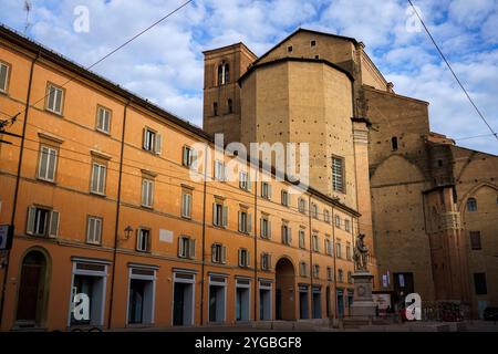 Bologna, Italien. 6. Oktober 2024: Piazza Galvani und Basilica di San Petronio Stockfoto