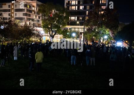 Seattle, USA. Oktober 2024. Die Demonstranten versammeln sich für die zweite Nacht auf dem Capitol Hill nach der Präsidentschaftswahl. Demonstranten fordern ein Ende des Gaza-Krieges. Die Palästinenserbewegung, die weltweit gewachsen ist, hat sowohl die Haltung von VP Kamala Harris als auch Donald Trump zum anhaltenden Konflikt im Gazastreifen missbraucht und geschworen, auf der Straße zu bleiben. James Anderson/Alamy Live News Stockfoto