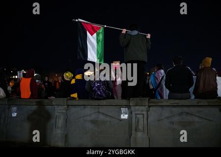 Seattle, USA. Oktober 2024. Die Demonstranten versammeln sich für die zweite Nacht auf dem Capitol Hill nach der Präsidentschaftswahl. Demonstranten fordern ein Ende des Gaza-Krieges. Die Palästinenserbewegung, die weltweit gewachsen ist, hat sowohl die Haltung von VP Kamala Harris als auch Donald Trump zum anhaltenden Konflikt im Gazastreifen missbraucht und geschworen, auf der Straße zu bleiben. James Anderson/Alamy Live News Stockfoto