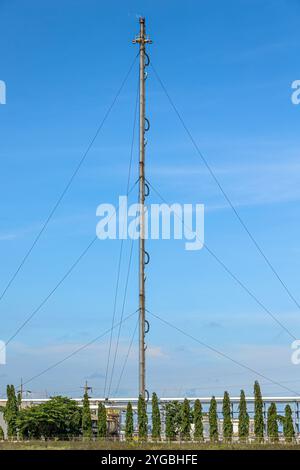 Methangas-Feuer-Plattform mit hohem Flare-Stack-Fackelturm in Raffinerien-Erdölanlagen oder Flammenbrand bei Offshore-Ölgewinnung. Stockfoto