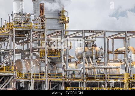 Ölraffinerie-Anlage Gebäude Destillationssäulen Turm, Nahaufnahme Teil des Brennstoff-Gas-Rohrleitungskomplexes, Rohöl petrochemische Industriebau. Stockfoto