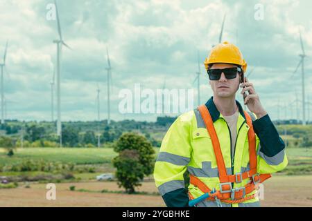 Techniker telefonisch bei Wind Turbines Arbeitsdienst auf dem Feld für Windkraftanlagen. Stockfoto