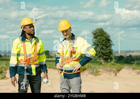 Ingenieurteam Stressreden gemeinsam lösen Problem bei Turbines Field Windenergie Stromerzeuger Farm im Freien. Stockfoto