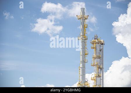 Ölraffinerie-Anlage Gebäude Destillationssäulen Turm, Nahaufnahme Teil des Brennstoff-Gas-Rohrleitungskomplexes, Rohöl petrochemische Industriebau. Stockfoto