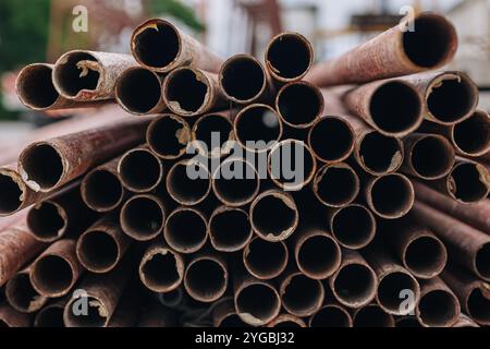 Schleifen Verwenden Sie Rostschutzfarbe aus rundem Metallrohr, die in Betonfertigteilen verwendet wird Stockfoto