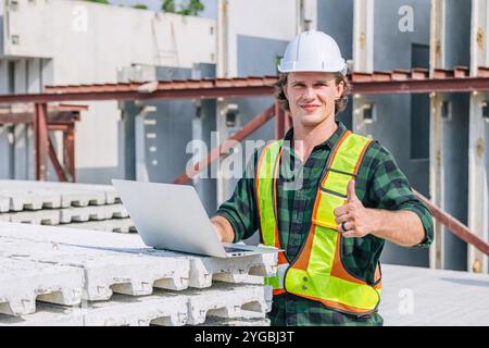 Professioneller Ingenieur kaukasischer Mann, der in Betonfertigteilwerk Fabriksteuerung arbeitet, betreibt Baustelle. Stockfoto