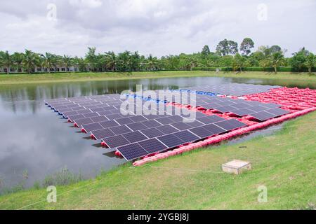 Schwimmendes Solarmodul. Solar-Photovoltaik-Panel PV-System im Industrie-See-Wasserteich. Energieeinsparung mit Clean Power. Stockfoto