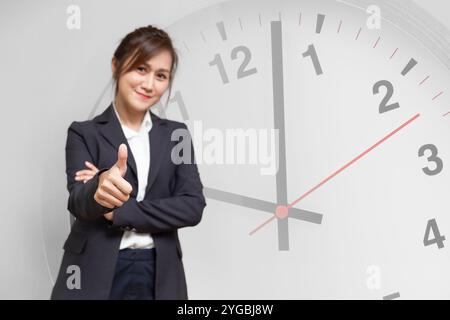 Geschäftsfrauen Daumen hoch mit Zifferblatt, Büromitarbeiter gute Zeitplanung für das Management von Arbeitszeiten auf das Ziel Erfolg Konzept Stockfoto