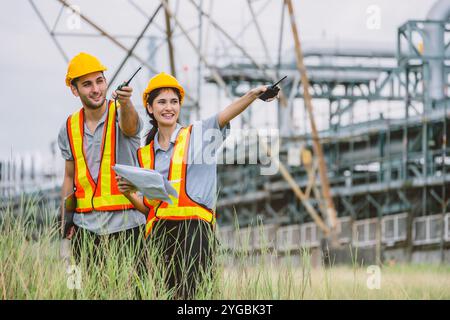 Ingenieurteam arbeitet im Freien, Surveyor Teamwork-Untersuchung Erdöl-Gasrohr-Transportpipeline und Bauprojekt für Raffinerien Stockfoto