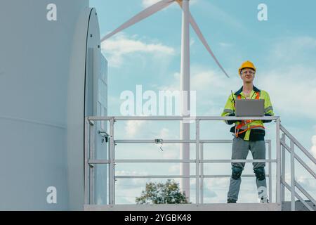 Ingenieurarbeiter arbeiten im Freien mit Sicherheit an Windturbinen sauberen Energie Kraftwerk Hintergrund, Arbeiter Team Service Windenergie-Farm. Stockfoto