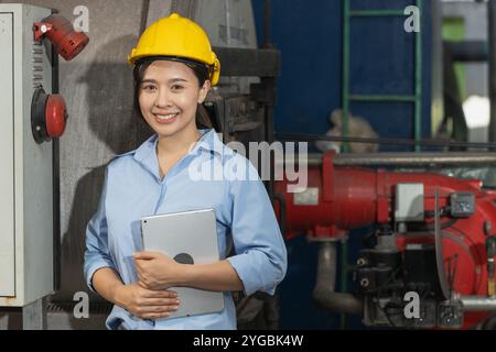 Porträt asiatischer intelligenter Ingenieurinnen, glückliche lächelnde Fabrikleiterin. Ingenieurin im Kontrollraum der Gasleitung. Stockfoto